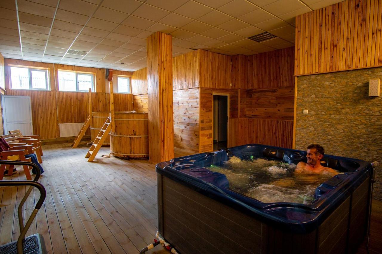 Hotel Turist Pucioasa Εξωτερικό φωτογραφία