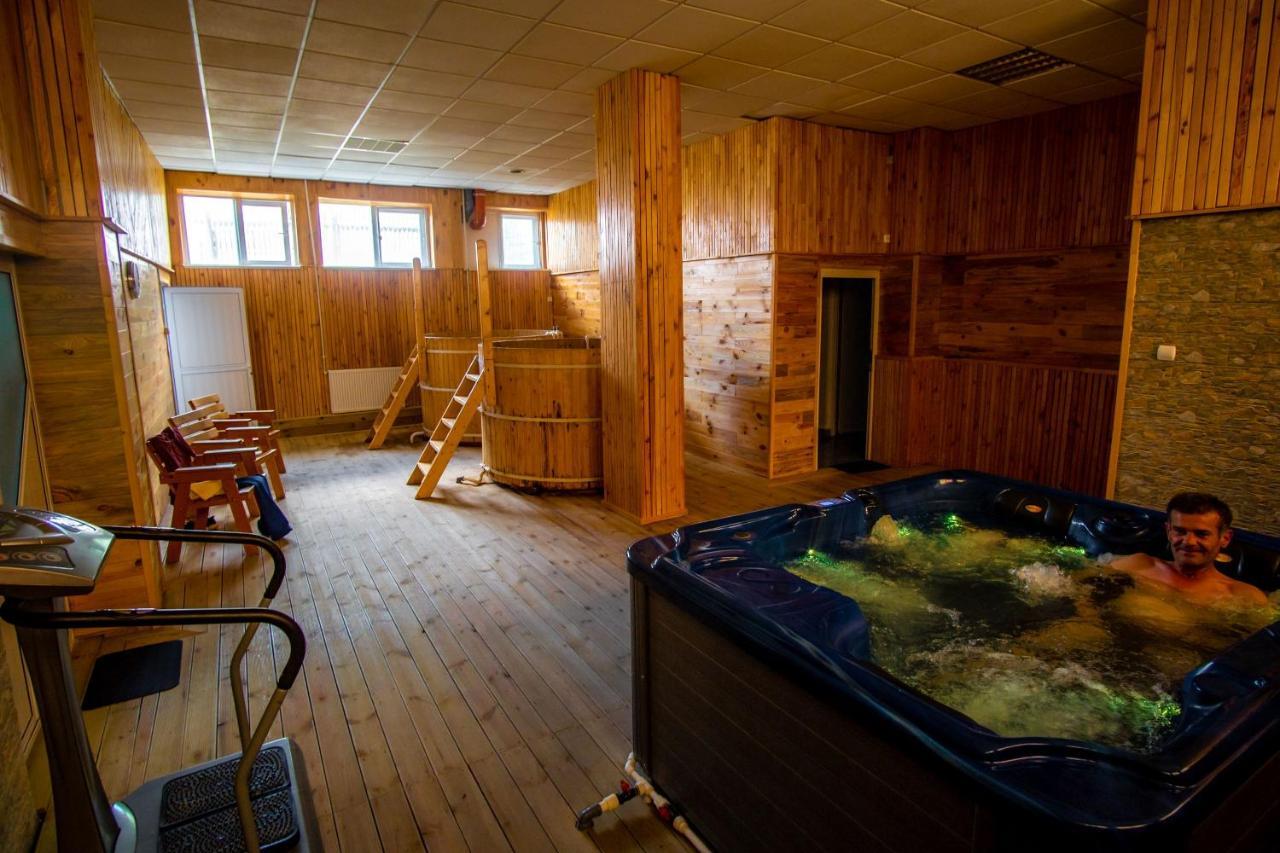 Hotel Turist Pucioasa Εξωτερικό φωτογραφία