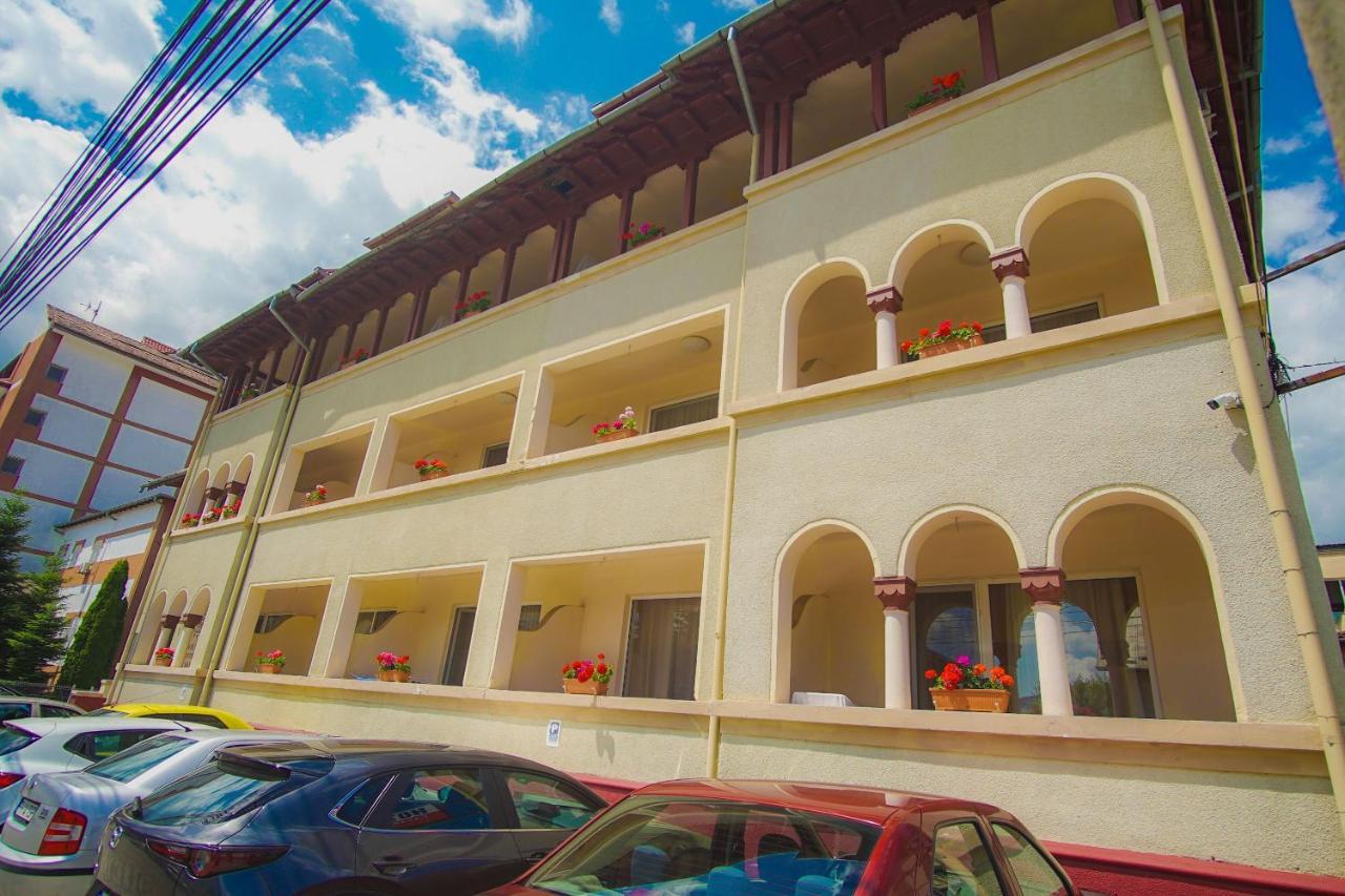 Hotel Turist Pucioasa Εξωτερικό φωτογραφία